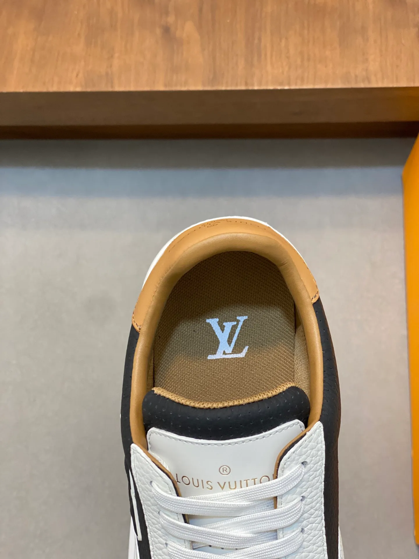 Factory Price: 400💰LV🔍Top Purchasing Agency🇮🇹 Lu Street Boy’s popular sports shoes counter synchronized, uppers imported from Italy cowhide fabric, high-quality complex splicing crafts, imported water-dyed cowhide lining cowhide feet Sole: Original sole provided by the original factory, T men's men's shoes 💰U exclusive movable molded sole, super comfortable, original factory follow-up goods, 🔍🔍high quality, can be entered and exited the counter at will, welcome to compare, code number 39-44 (order 38 45)